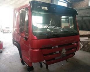 Κόκκινη υψηλή καμπίνα 2 κρεβάτια Sinotruk οδήγηση φορτηγό τρακτέρ με κατασκευή